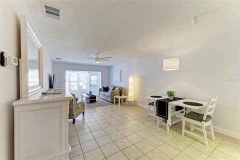 Condo in Bradenton, Florida, 1 bedroom  № 1918037 - photo 6