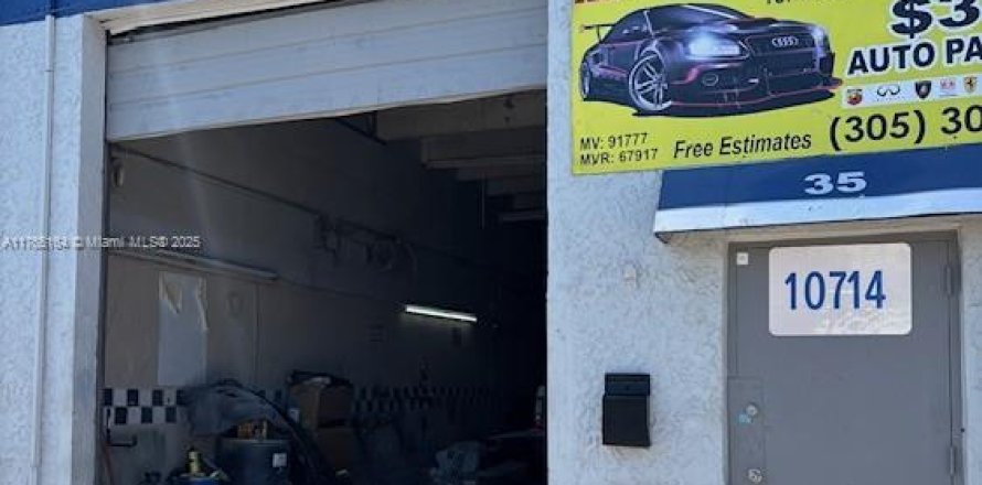 Propiedad comercial en Cutler Bay, Florida № 2055374