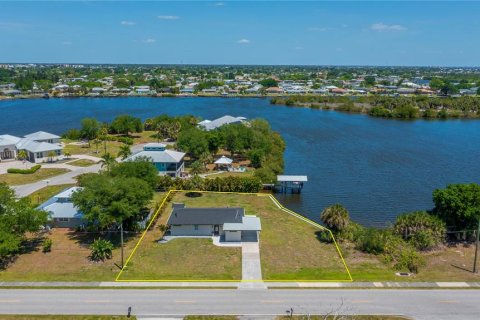 House in Port Charlotte, Florida 2 bedrooms, 120.87 sq.m. № 2102663