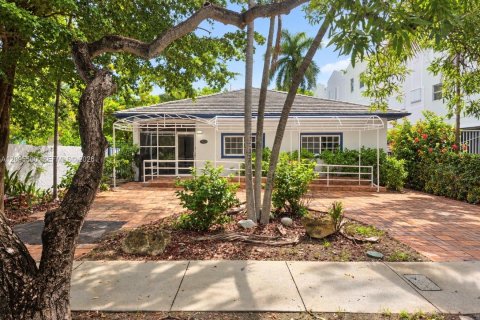 Casa en Miami Beach, Florida 10 dormitorios, 376.81 m2 № 2390097