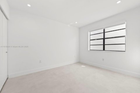 Adosado en venta en Hialeah, Florida, 3 dormitorios, 147.71 m2 № 1974032 - foto 23