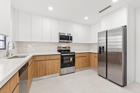 Adosado en venta en Hialeah, Florida, 3 dormitorios, 147.71 m2 № 1974032 - foto 8