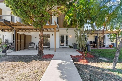 Adosado en venta en Hialeah, Florida, 3 dormitorios, 147.71 m2 № 1974032 - foto 1