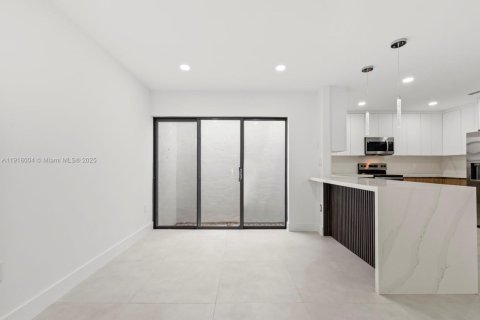 Adosado en venta en Hialeah, Florida, 3 dormitorios, 147.71 m2 № 1974032 - foto 11