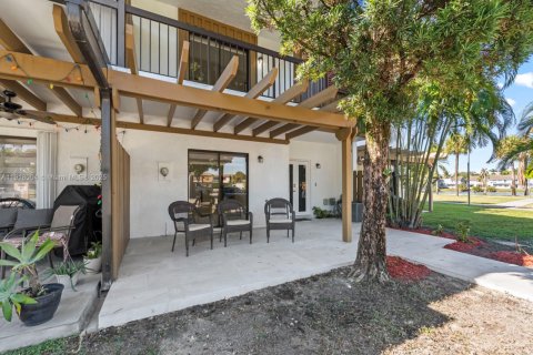 Adosado en venta en Hialeah, Florida, 3 dormitorios, 147.71 m2 № 1974032 - foto 2