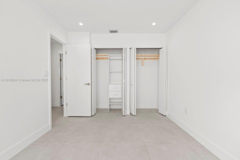 Adosado en venta en Hialeah, Florida, 3 dormitorios, 147.71 m2 № 1974032 - foto 22