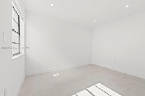 Adosado en venta en Hialeah, Florida, 3 dormitorios, 147.71 m2 № 1974032 - foto 19