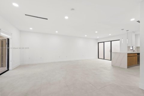 Adosado en venta en Hialeah, Florida, 3 dormitorios, 147.71 m2 № 1974032 - foto 5