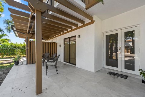 Adosado en venta en Hialeah, Florida, 3 dormitorios, 147.71 m2 № 1974032 - foto 3
