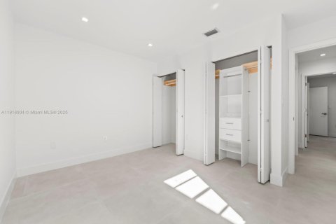 Adosado en venta en Hialeah, Florida, 3 dormitorios, 147.71 m2 № 1974032 - foto 18
