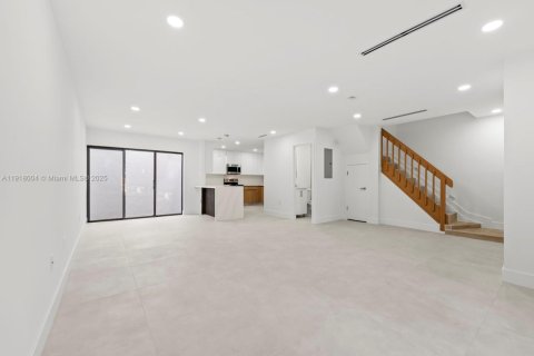 Adosado en venta en Hialeah, Florida, 3 dormitorios, 147.71 m2 № 1974032 - foto 10