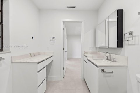 Adosado en venta en Hialeah, Florida, 3 dormitorios, 147.71 m2 № 1974032 - foto 14