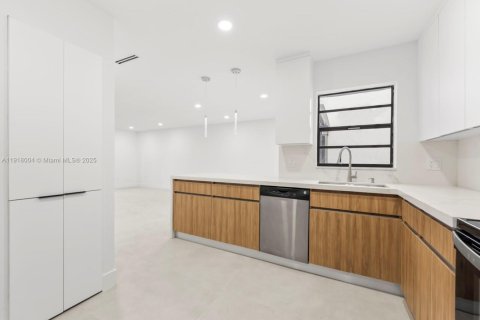 Adosado en venta en Hialeah, Florida, 3 dormitorios, 147.71 m2 № 1974032 - foto 6