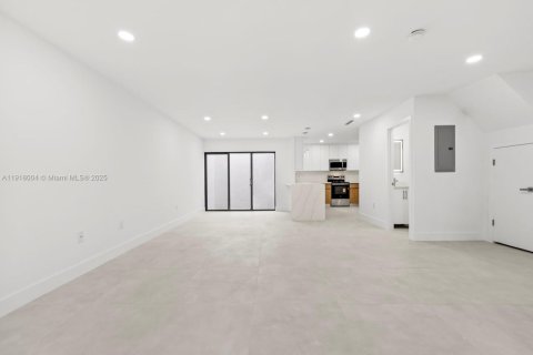 Adosado en venta en Hialeah, Florida, 3 dormitorios, 147.71 m2 № 1974032 - foto 28