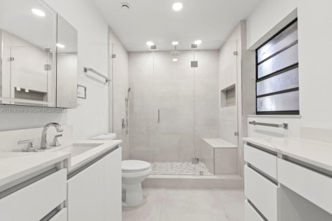 Adosado en venta en Hialeah, Florida, 3 dormitorios, 147.71 m2 № 1974032 - foto 12