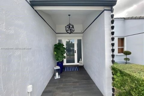 Casa en venta en Miami, Florida, 4 dormitorios, 157.38 m2 № 2029841 - foto 3