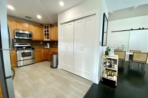 Casa en venta en Miami, Florida, 4 dormitorios, 157.38 m2 № 2029841 - foto 9