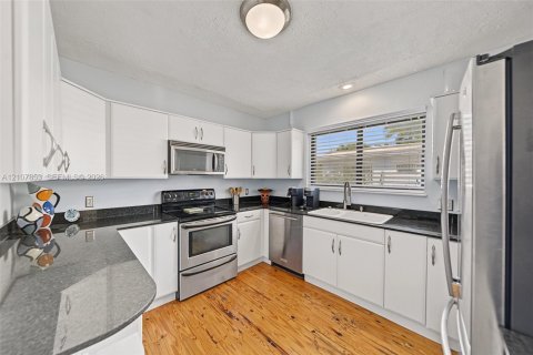 House in Miami Shores, Florida 3 bedrooms № 2427808 - photo 11