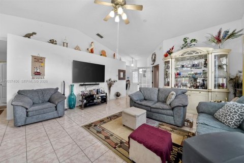 Villa ou maison à vendre à Orlando, Floride: 3 chambres, 210.33 m2 № 2270791 - photo 4