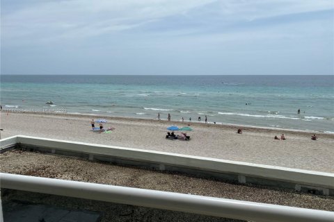 Кондоминиум с 2 спальнями в Холливуд, Флорида № 2014030