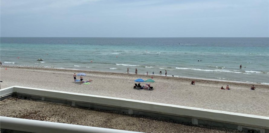 Кондоминиум с 2 спальнями в Холливуд, Флорида № 2014030