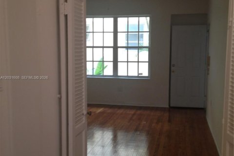 Condo in Miami Beach, Florida № 2146498 - photo 2