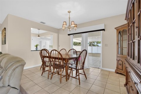 House in Winter Haven, Florida 3 bedrooms, 159.05 sq.m. № 2117879 - photo 11