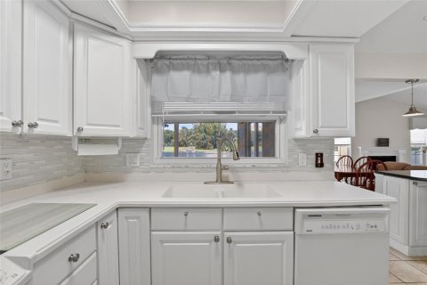 House in Winter Haven, Florida 3 bedrooms, 159.05 sq.m. № 2117879 - photo 15