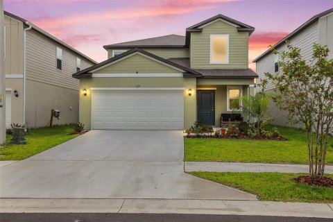 House in Lakeland, Florida 5 bedrooms, 216.09 sq.m. № 2259457 - photo 2