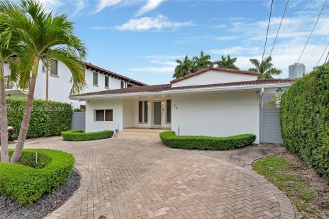 Villa ou maison à louer à Miami, Floride: 3 chambres, 215.63 m2 № 2042270 - photo 2