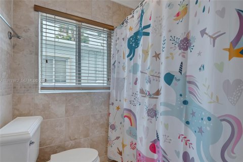 Villa ou maison à louer à Miami, Floride: 3 chambres, 215.63 m2 № 2042270 - photo 18