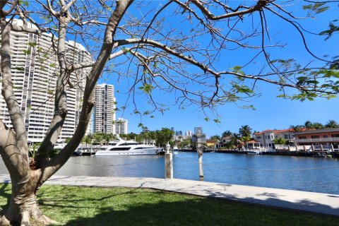 Condominio en venta en Aventura, Florida, 1 dormitorio, 71.35 m2 № 1024024 - foto 5