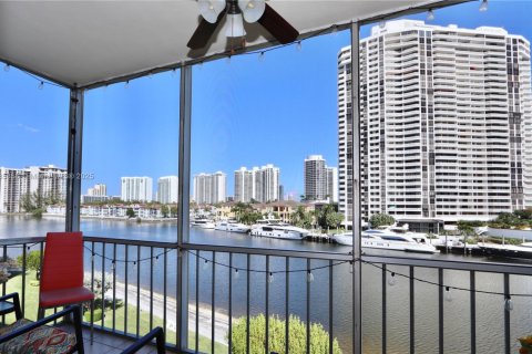 Condominio en venta en Aventura, Florida, 1 dormitorio, 71.35 m2 № 1024024 - foto 2