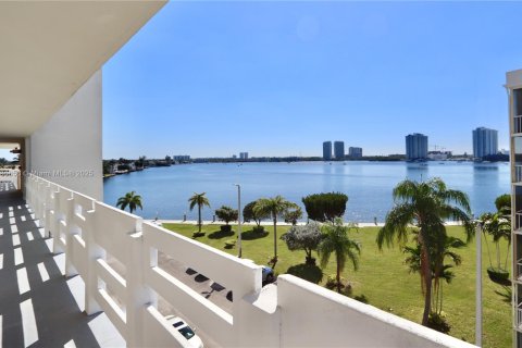 Condominio en venta en Aventura, Florida, 1 dormitorio, 71.35 m2 № 1024024 - foto 4
