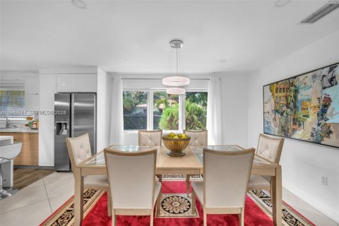 House in Coral Gables, Florida 3 bedrooms, 257.15 sq.m. № 2060174 - photo 19