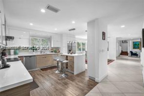 House in Coral Gables, Florida 3 bedrooms, 257.15 sq.m. № 2060174 - photo 25