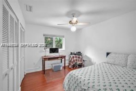 House in Coral Gables, Florida 3 bedrooms, 257.15 sq.m. № 2060174 - photo 26
