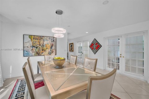 House in Coral Gables, Florida 3 bedrooms, 257.15 sq.m. № 2060174 - photo 18