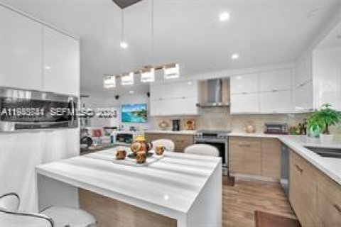 House in Coral Gables, Florida 3 bedrooms, 257.15 sq.m. № 2060174 - photo 21