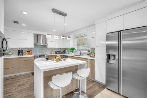 House in Coral Gables, Florida 3 bedrooms, 257.15 sq.m. № 2060174 - photo 22