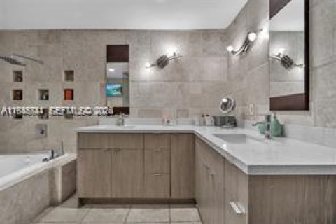 House in Coral Gables, Florida 3 bedrooms, 257.15 sq.m. № 2060174 - photo 29