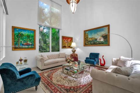 House in Coral Gables, Florida 3 bedrooms, 257.15 sq.m. № 2060174 - photo 12