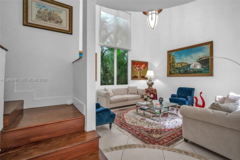 House in Coral Gables, Florida 3 bedrooms, 257.15 sq.m. № 2060174 - photo 15
