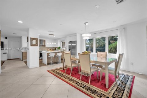 House in Coral Gables, Florida 3 bedrooms, 257.15 sq.m. № 2060174 - photo 14