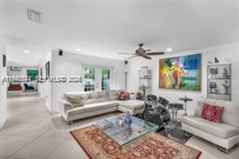 House in Coral Gables, Florida 3 bedrooms, 257.15 sq.m. № 2060174 - photo 24