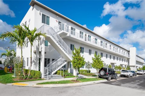 Copropriété à louer à Doral, Floride: 3 chambres, 102.38 m2 № 2015286 - photo 2