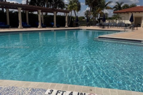 Снять в аренду таунхаус в Пемброк-Пайнс, Флорида 3 спальни, 183.48м2, № 2051879 - фото 3