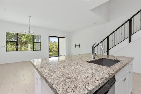 Снять в аренду таунхаус в Пемброк-Пайнс, Флорида 3 спальни, 183.48м2, № 2051879 - фото 20