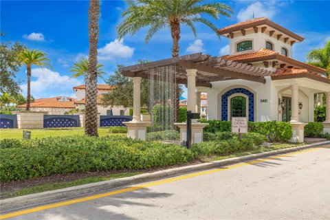 Снять в аренду таунхаус в Пемброк-Пайнс, Флорида 3 спальни, 183.48м2, № 2051879 - фото 2