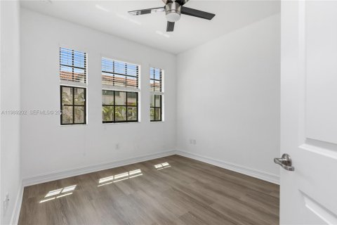 Снять в аренду таунхаус в Пемброк-Пайнс, Флорида 3 спальни, 183.48м2, № 2051879 - фото 9